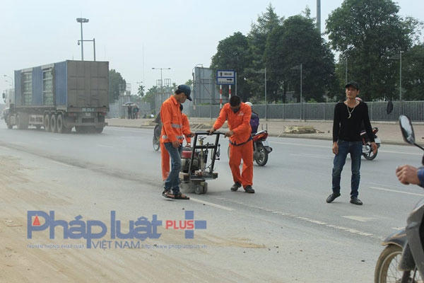Công nhân hiện đang hoàn thiện các hạng mục phụ như kẻ sơn đường. Ảnh: Như Trường.