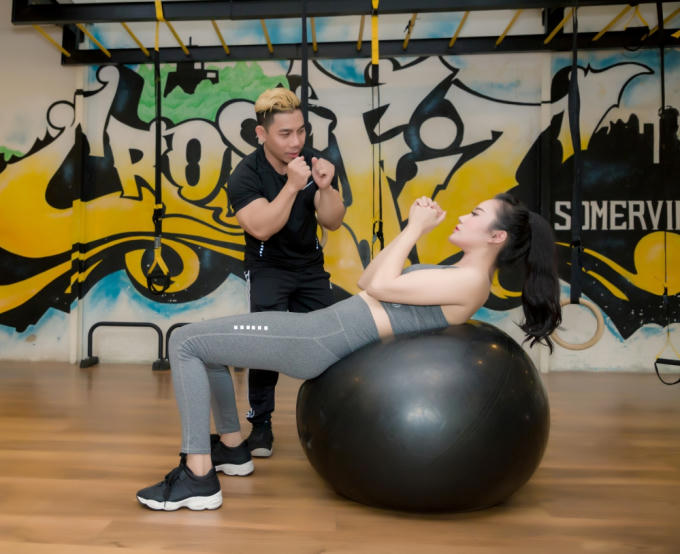 Quyết tâm dành thứ hạng cao nhất, Dương Yến Phi được Phạm Văn Mách hỗ trợ luyện thể lực.