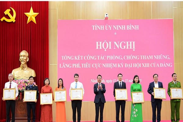 Nhiều tập thể, cá nhân được Chủ tịch UBND tỉnh Ninh Bình tặng Bằng khen.