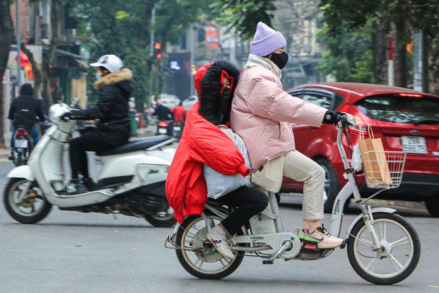 Lạnh buốt tay khi điều khiển xe máy dưới thời tiết này.