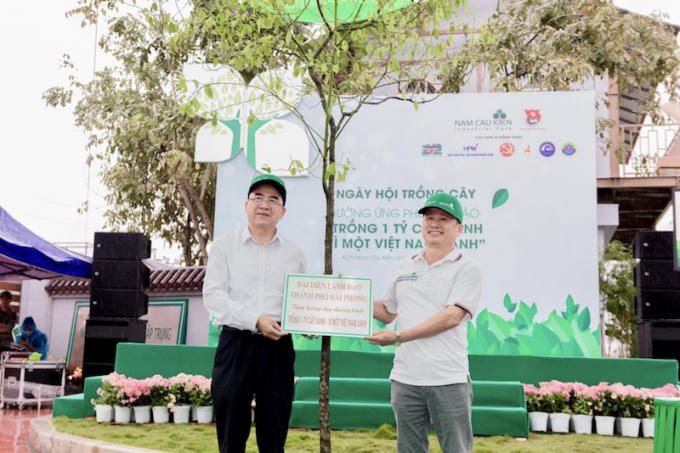 Phó Chủ tịch UBND TP Lê Khắc Nam trao tặng cây hưởng ứng chương trình cho KCN Nam Cầu Kiền.
