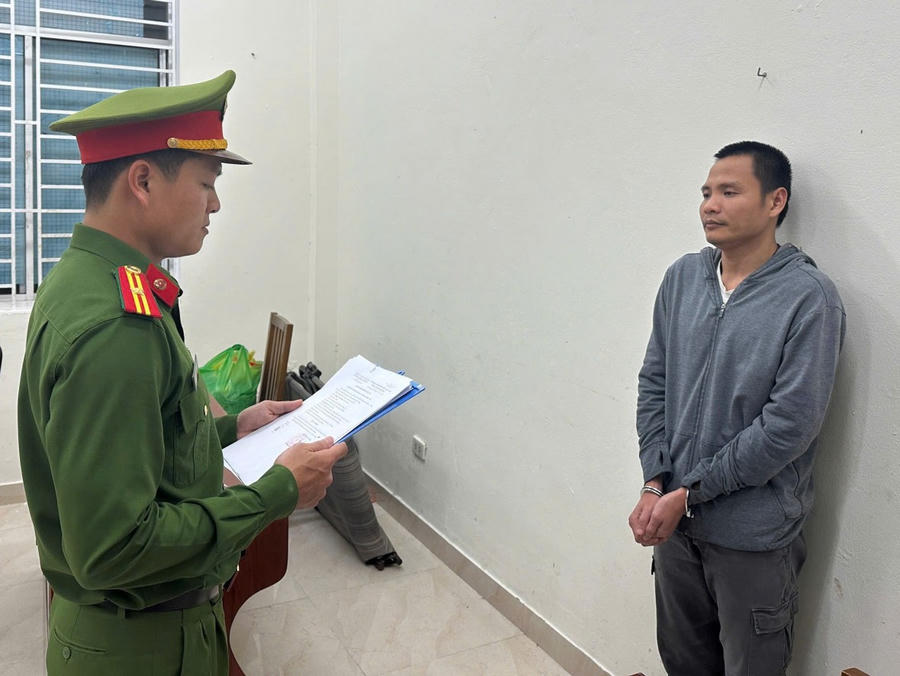 Cơ quan Cảnh sát điều tra Công an TP Đà Nẵng tống đạt các quyết định đối với Nguyễn Văn Nghĩa. (Ảnh: Công an TP Cần Thơ)