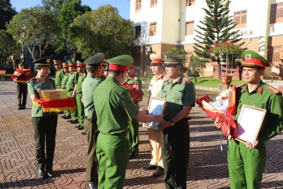 11 đơn vị công an tỉnh Đắk Nông lập chiến công xuất sắc được nhận thưởng của Bộ Công an. Ảnh: Thanh Nga