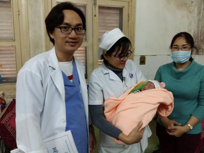 Cháu bé trai nặng 3,3kg được cứu sống kịp thời.