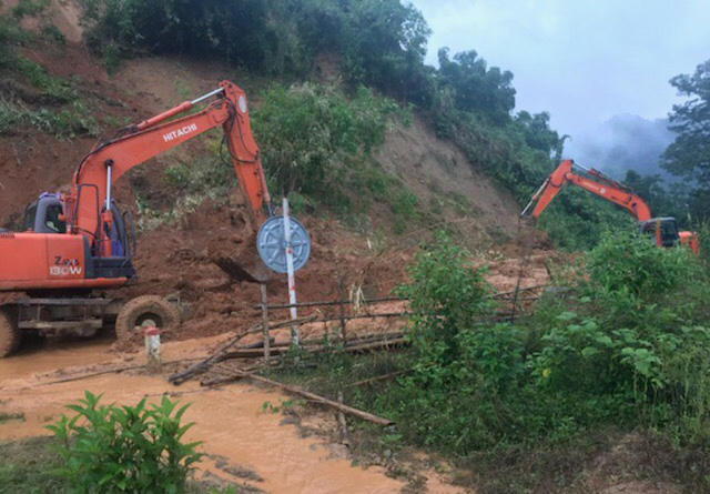 Huy động máy xúc giải tỏa các điểm ách tắc