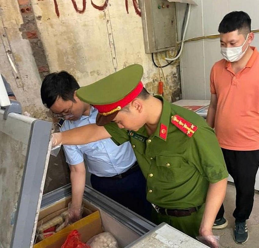 Tạm giữ hơn 8 tạ thực phẩm không rõ nguồn gốc tại Hà Nội.