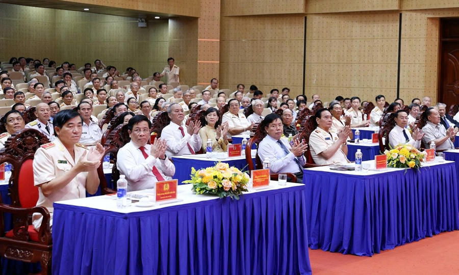 Các đại biểu tham dự buổi lễ.