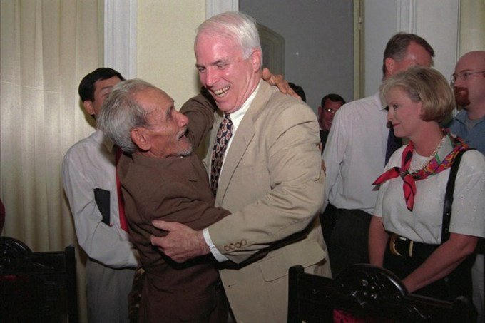 Năm 1996, McCain (thứ ba từ trái sang) đến Việt Nam và gặp lại ông Mai Văn Ổn, một trong những người đã cứu ông từ hồ Trúc Bạch khi McCain phải nhảy dù xuống đây năm 1967. Ảnh: AP.