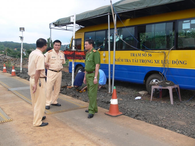 Đại tá Nguyễn Văn Hùng - PGĐ Công an tỉnh Đăk Nông (bên trái) cùng Đại tá Hồ Công Hoa - Trưởng Phòng CSGT (đứng giữa) đi kiểm tra công tác tại trạm cân.