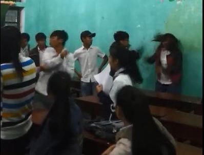 Nam sinh đánh nữ sinh thậm tệ dù bạn bè đã ngăn cản. (Ảnh cắt từ clip)