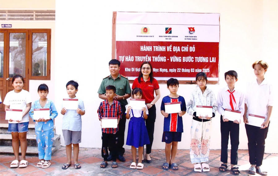 Chi đoàn An ninh kinh tế Công an Bạc Liêu phối hợp với mạnh thường quân trao tặng học bổng cho các em học sinh hoàn cảnh khó khăn.
