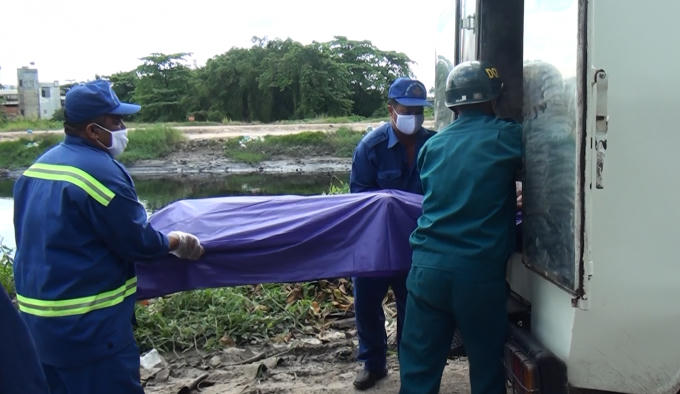 Thi thể nạn nhân được đưa về nhà xác bệnh viện.