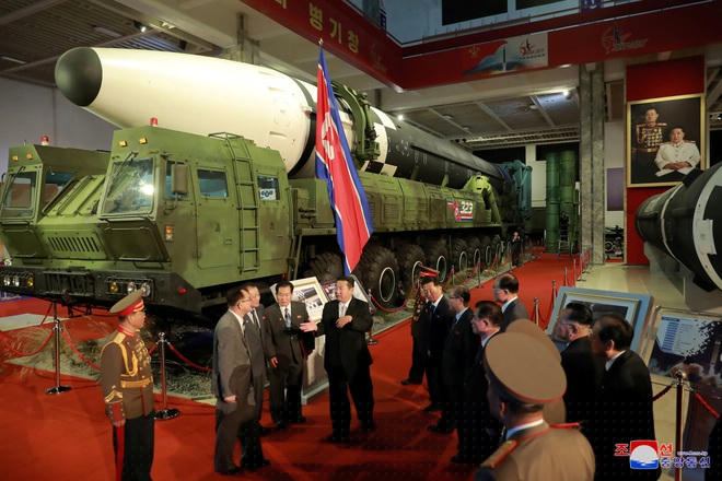 Các tên lửa được trưng bày tại triển lãm quốc phòng Triều Tiên (Ảnh: Reuters).