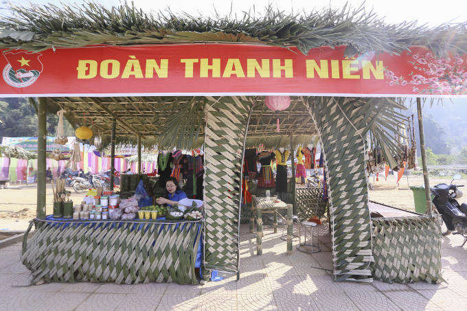 Ngày hội còn tổ chức trưng bày và bán các sản phẩm nông sản, đặc sản do chính bàn tay của người nông dân làm ra…