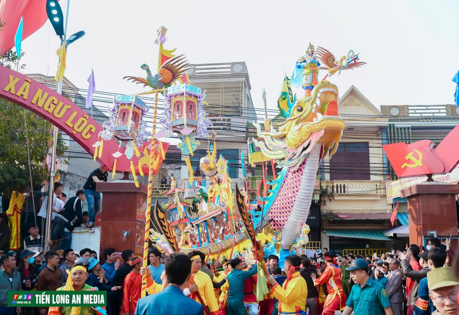 Mở đầu lễ hội Cầu Ngư là màn rước kiệu, rước thuyền Long Châu dọc bờ biển. (Ảnh: Tiến Long Media)