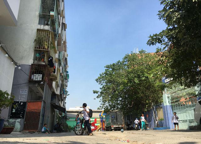 Lô E, chung cư 518 Võ Văn Kiệt bị nghiêng 45 cm.