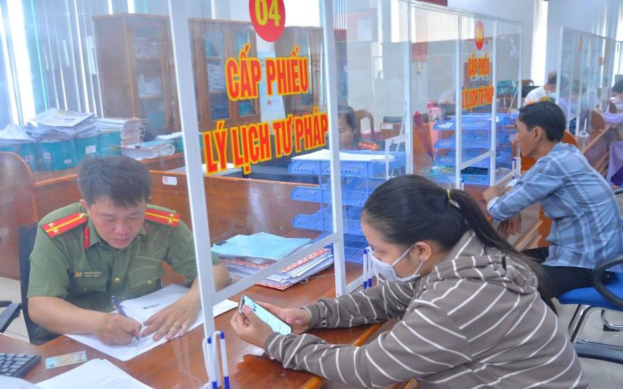 Cán bộ Phòng Hồ sơ nghiệp vụ (Công an tỉnh Cà Mau) hướng dẫn công dân nộp hồ sơ cấp phiếu lý lịch tư pháp tại Trung tâm Phục vụ hành chính công tỉnh Cà Mau.