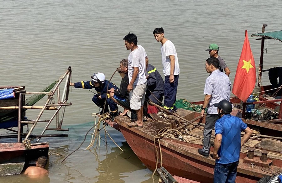 Xà lan va chạm tàu cá trên sông Hồng, 1 người mất tích