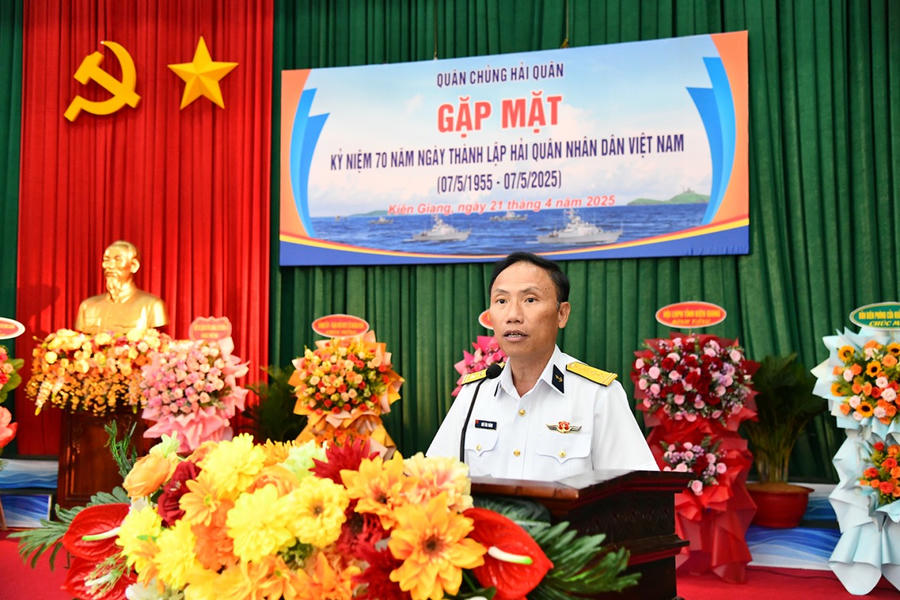Đại tá Ngô Văn Thành - Chính ủy Vùng 5 Hải quân trình bày diễn văn tại buổi gặp mặt