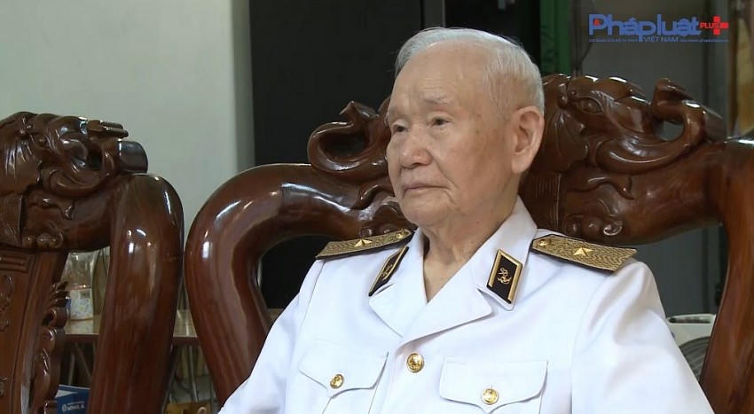 Thiếu tướng Trần Khoái, nguyên Chủ nhiệm Chính trị Hải quân tại buổi trò chuyện.