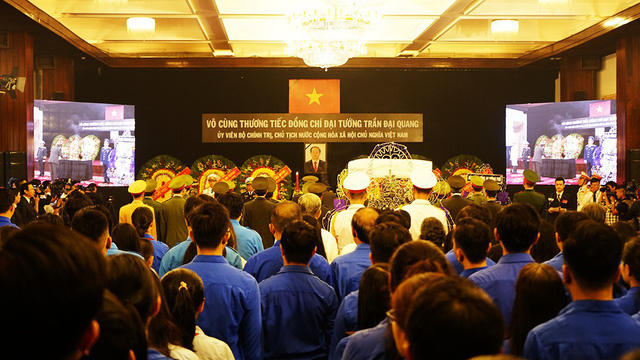 Màu áo xanh của lực lượng Đoàn thanh niên Thành phố Hồ Chí Minh viếng Chủ tịch nước