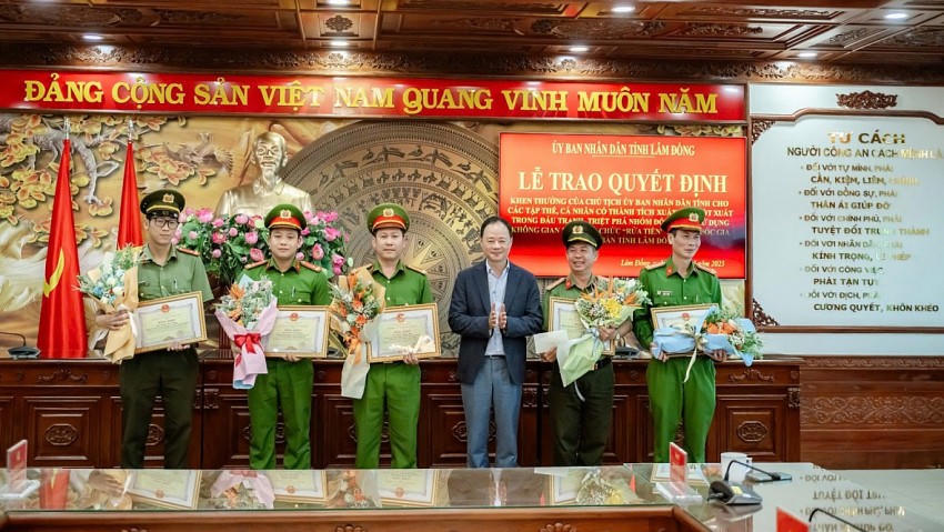 Chủ tịch UBND tỉnh Lâm Đồng Trần Hồng Thái trao Bằng Khen cho các tập thể, cá nhân