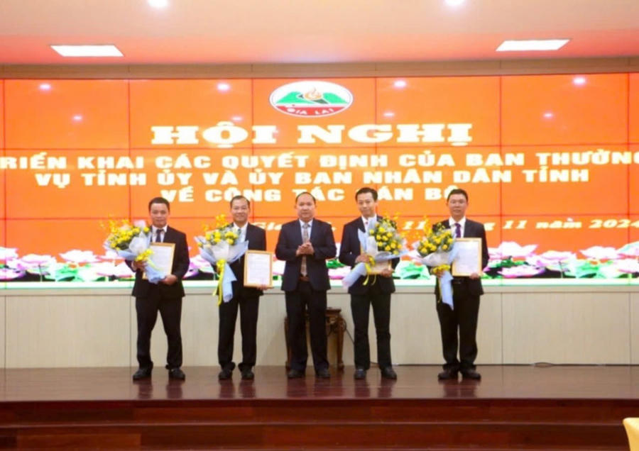 Chủ tịch UBND tỉnh Gia Lai tặng hoa cho các cán bộ được điều động, bổnhiệm. Ảnh: L.T