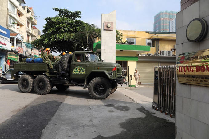 Binh chủng Hóa học sẽ phun ổn định toàn bộ bề mặt xung quanh công ty, để khí độc không phát tán ra ngoài môi trường xung quanh khi thu gom rác thải.