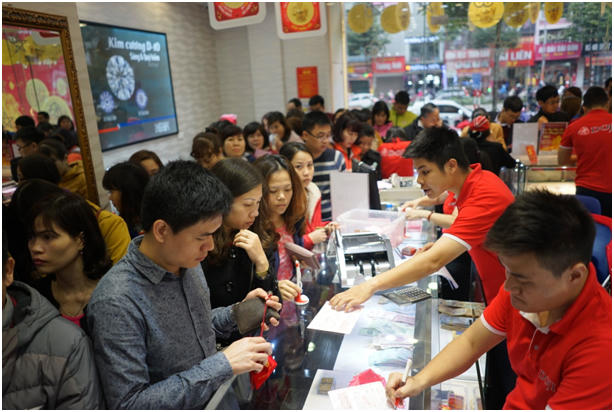 Khối lượng giao dịch tăng gấp 20 lầnso với ngày thường tại Trung tâmHà Đông, 10A Quang Trung, Q.Hà Đông, HN. Tuy nhiên, công tác chuẩn bị kỹ lưỡng cùng đội ngũ bán hàng chuyên nghiệp, được tăng cường giúp người dân không phải chờ đợi quá lâu.