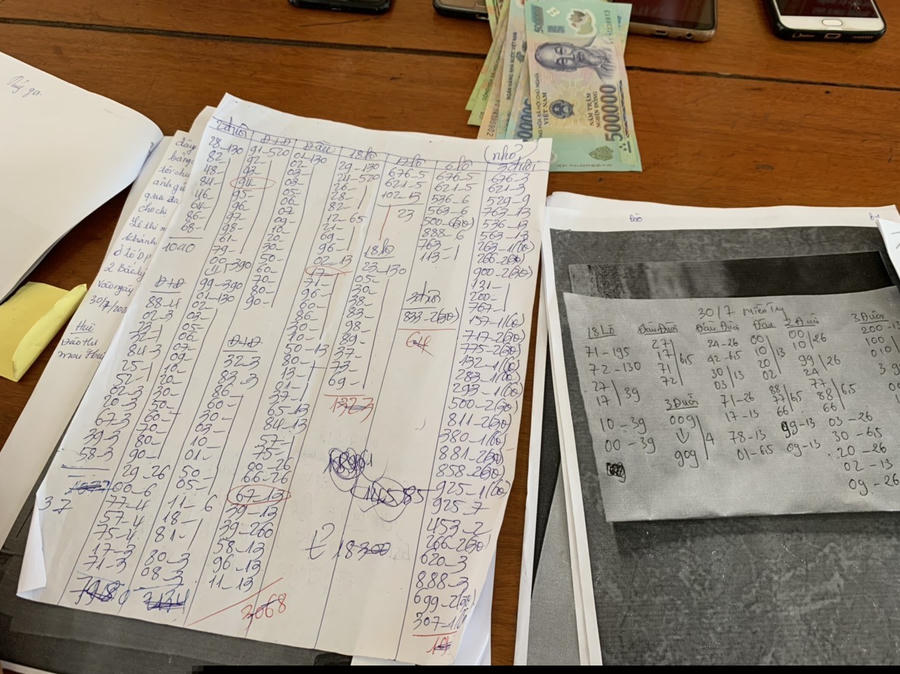 Nhiều bảng đề thu giữ được từ chuyên án đánh bạc.