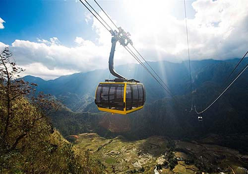 Hay lãng đãng giữa mây trời từ trên cabin cáp treo Fansipan, để xuyên giữa những tầng mây “vút bay” lên đỉnh Fansipan lộng gió.