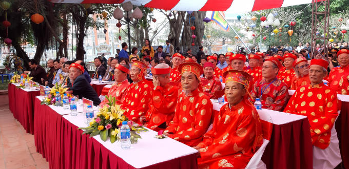 Các cụ bô lão trong làng dự lễ công nhận di sản văn hóa phi vật thể.