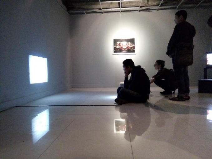 Những người tới tham dự chăm chú xem video Những ý nghĩa còn sót lại của Ran Kokubun.