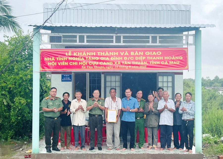 Công an tỉnh Cà Mau, trao quyết định bàn giao nhà tình nghĩa cho ông Diệp Thanh Hoàng (Hội viên Chi hội Cựu CAND xã Tân Thuận).