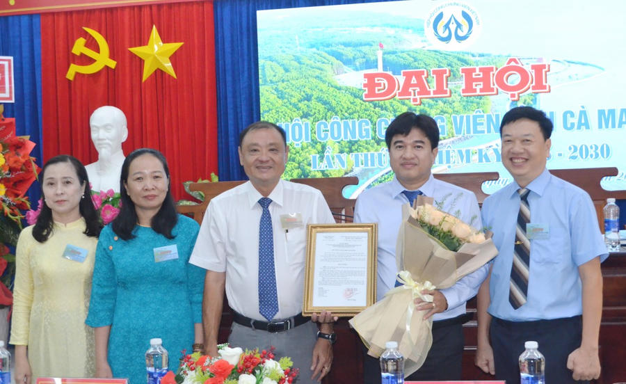 Ông Vưu Nghị Bình - Giám đốc Sở Tư pháp, tặng hoa và trao Quyết định của Chủ tịch UBND tỉnh Cà Mau về việc cho phép sáp nhập Hội CCV tỉnh Bạc Liêu vào Hội CCV tỉnh Cà Mau.