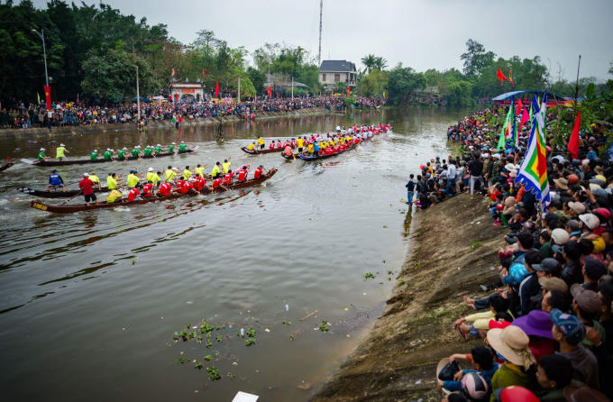 Hàng ngàn người dân trong vùng ngồi chật kín khúc sông quê cổ vũ.