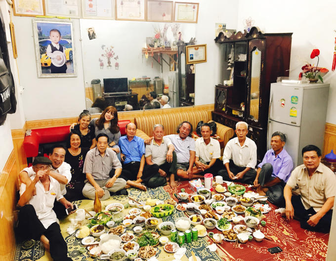 Ca sĩ Minh Chuyên sum họp bên cạnh bố mẹ và người thân nhân ngày Lễ Vu Lan báo hiếu