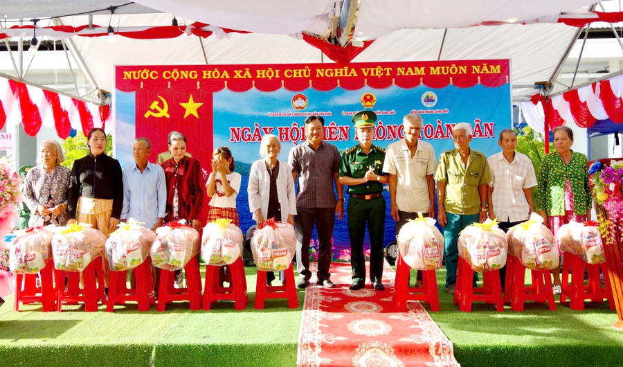 Thượng tá Nguyễn Chí Nguyện - Phó Chủ nhiệm Chính trị BĐBP tỉnh Cà Mau và lãnh đạo Mặt trận Tổ Quốc huyện Trần Văn Thời, tặng quà cho các gia đình chính sách.