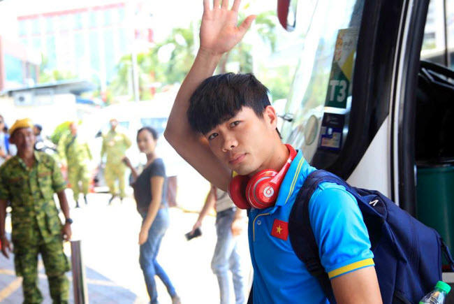 Công Phượng đến sân chuẩn bị đấu U22 Thái Lan.
