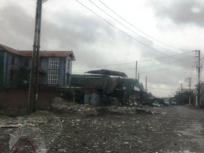 Đường đi lại cũng là nơi tập kết nguyên liệu của các công ty.