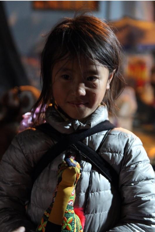 Hình ảnh xót xa của những đứa trẻ mời chào khách du lịch mua hàng trong chợ tình.