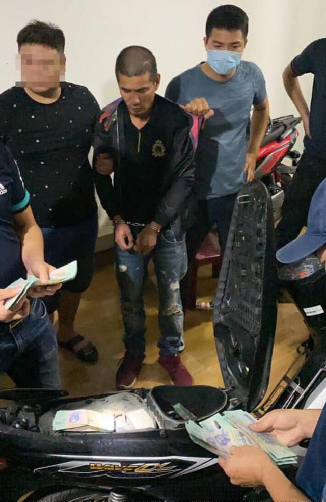 Đối tượng cùng tang vật thu giữ được.