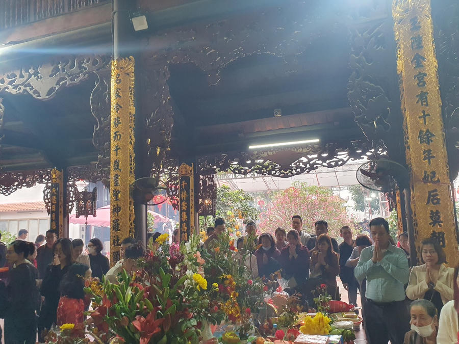Ngay từ phía ngoài sân nơi thờ Đức Thánh Bà người dẫn đã thắp nén hương và cầu an.
