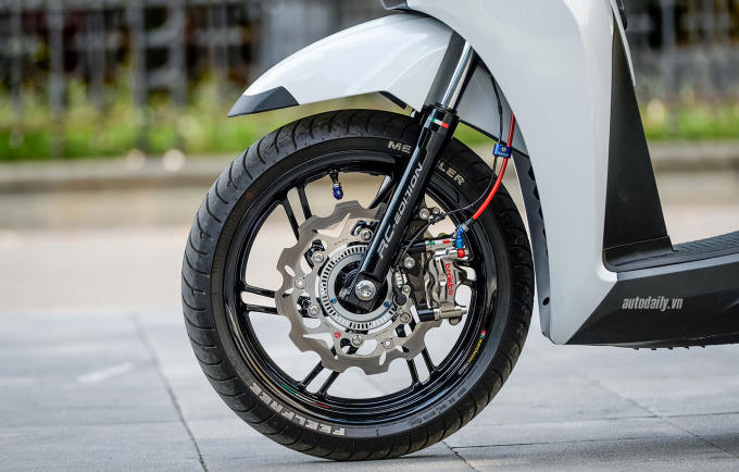 Ảnh chi tiết Honda SH300i được độ khủng tại H&agrave; Nội