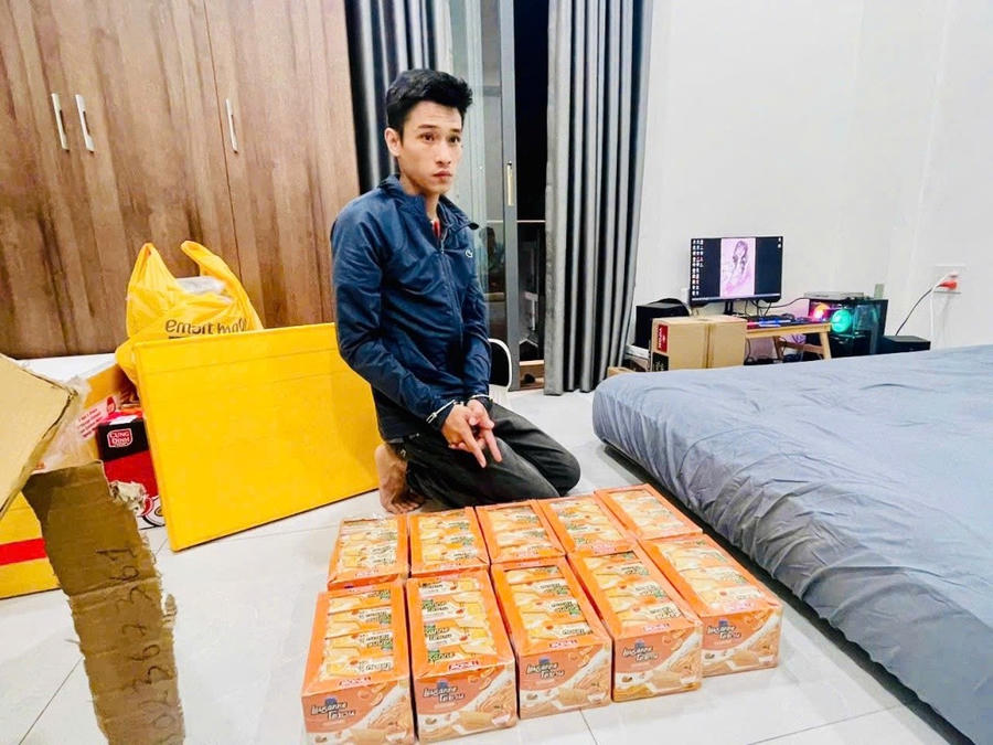 Một trong số các đối tượng bị lực lượng chức năng bắt giữ cùng tang vật. Ảnh HQKV IV