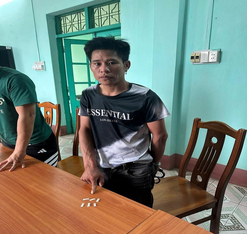 Đối tượng Lều Đức Thắng cùng tang vật.