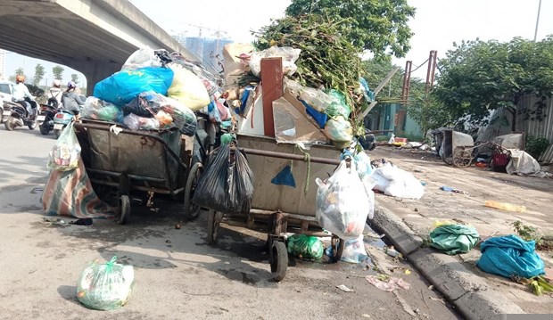 Do bài thầu bất cập, một số doanh nghiệp đã trả lại địa bàn, việc thu gom rác cho địa phương tự xử lý. (Ảnh: P.V/Vietnam+).