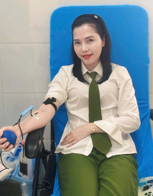 Đại úy Trần Thị Ngọc Mai kịp thời hiến máu hỗ trợ bệnh nhân nguy kịch.
