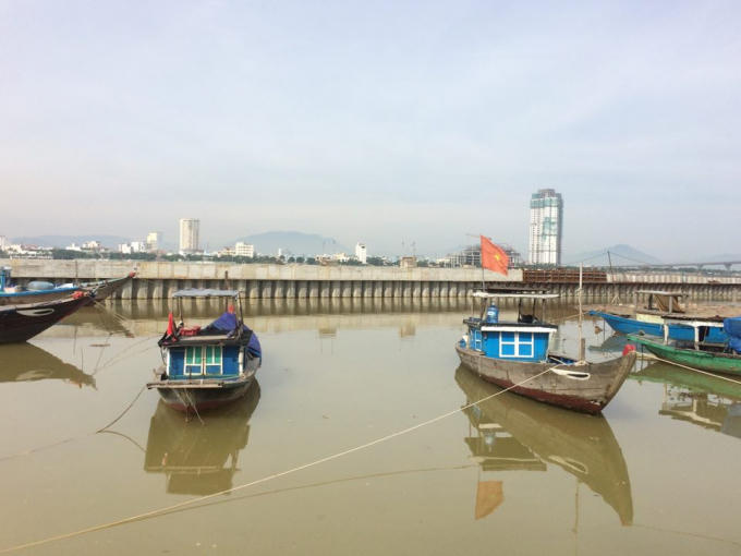 Mùa mưa bão cận kề, bờ kè bao dự án bến du thuyền chưa hoàn chỉnh nên tàu bè vẫn vào neo đậu trong khu vực dự án.