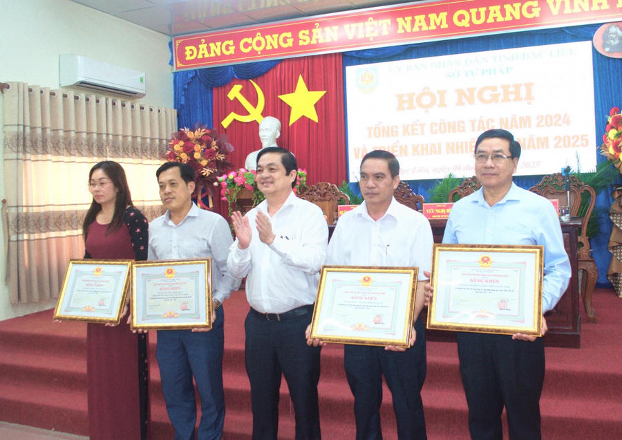 Ông Huỳnh Chí Nguyện - Phó Chủ tịch UBND tỉnh Bạc Liêu, trao tặng Bằng khen của Chủ tịch UBND tỉnh cho tập thể có thành tích xuất sắc trong công tác Tư pháp tỉnh Bạc Liêu năm 2024.
Ông Huỳnh Chí Nguyện - Phó Chủ tịch UBND tỉnh Bạc Liêu, trao tặng Bằng khen của Chủ tịch UBND tỉnh cho tập thể có thành tích xuất sắc trong công tác Tư pháp tỉnh Bạc Liêu năm 2024.